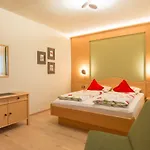 Neuhaeuslhof, Meran, Guestpass Apartment *